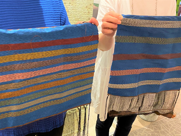 大島紬手織り機による織り体験の様子