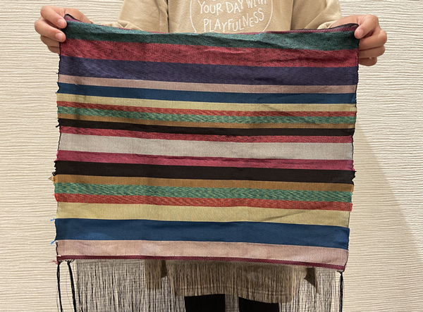大島紬手織り機による織り体験の様子